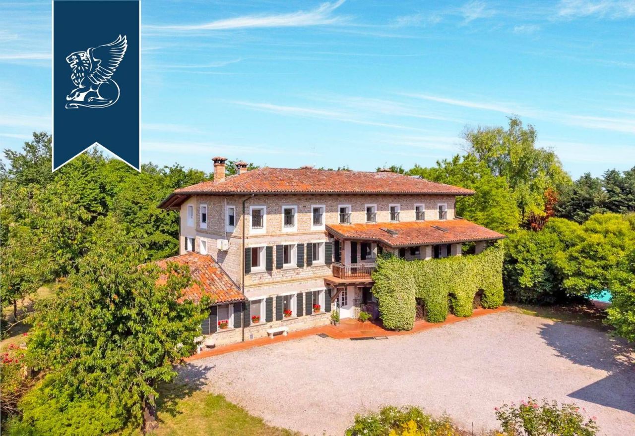 Villa à Pordénone, Italie, 1 176 m2 - image 1