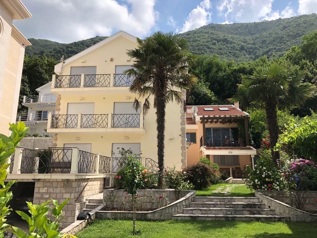 Villa in Kotor, Montenegro, 390 sq.m - picture 1