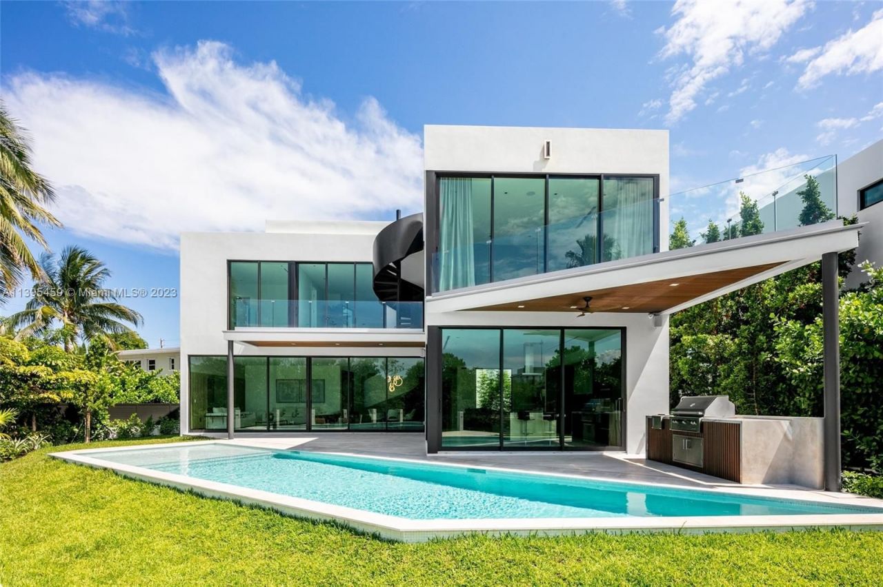 Villa in Miami, USA, 500 sq.m - picture 1