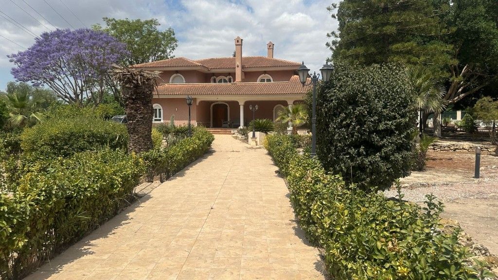Villa in Orihuela, Spain, 513 sq.m - picture 1