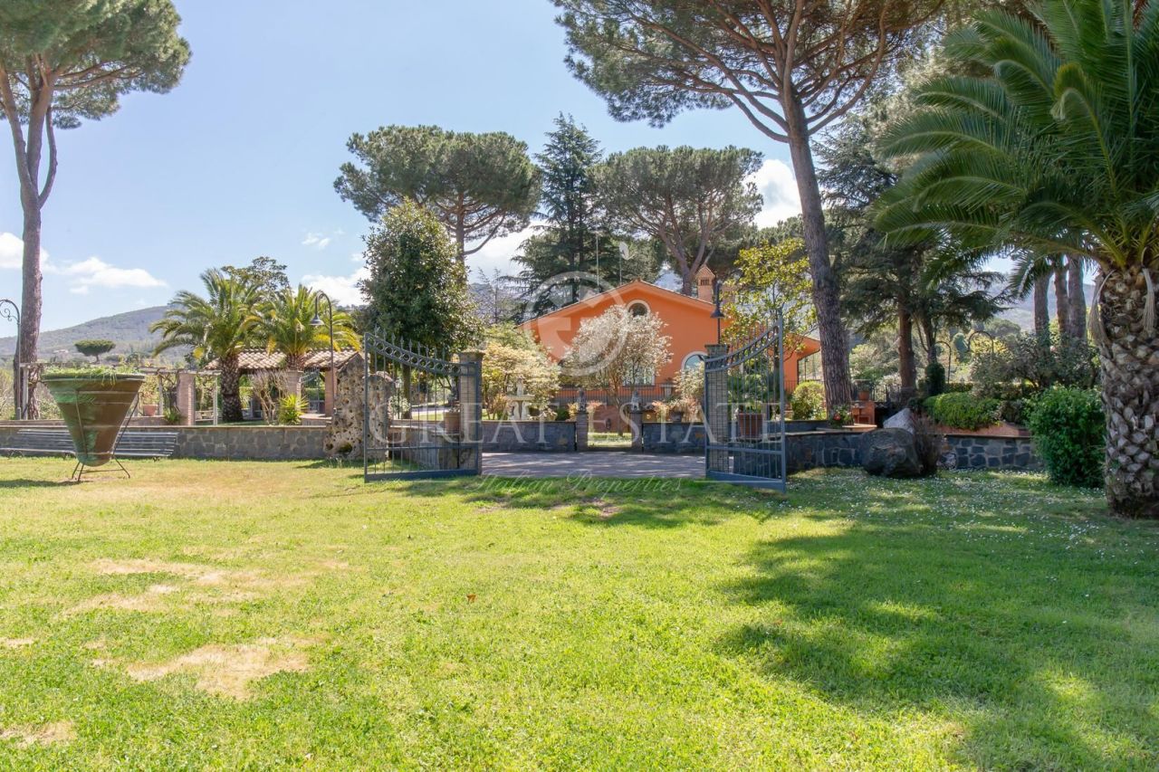Villa in Rome, Italy, 650 sq.m - picture 1