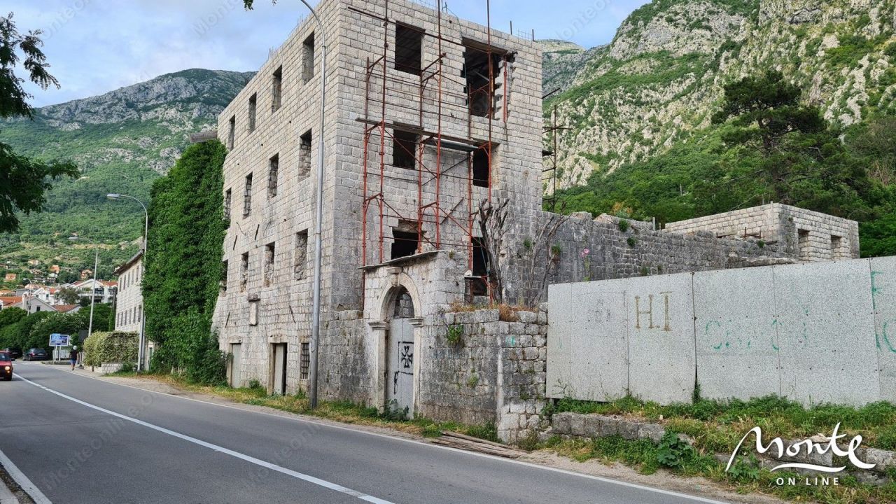 Haus für den Wiederaufbau in Kotor, Montenegro, 2 127 m2 - Foto 1