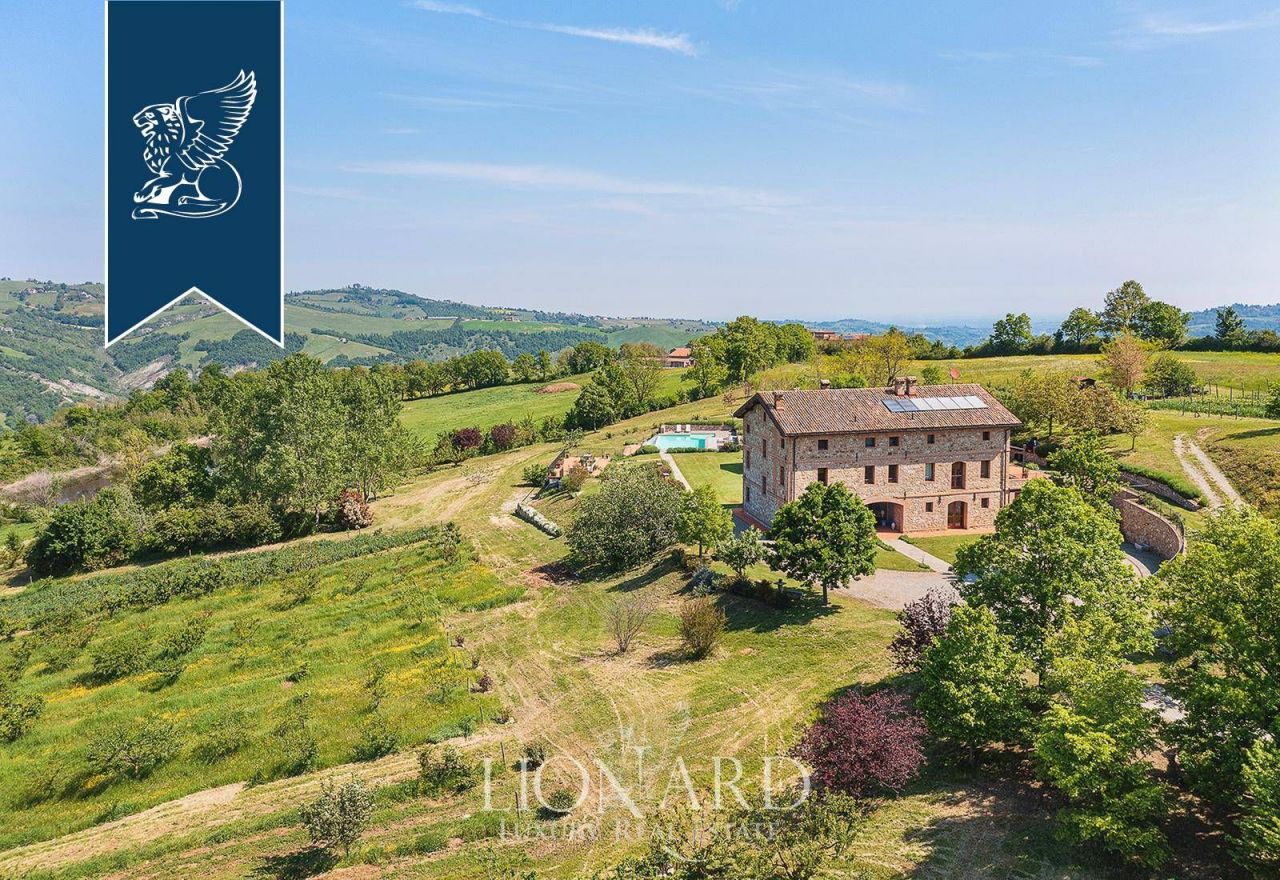 Villa in Modena, Italy, 900 sq.m - picture 1