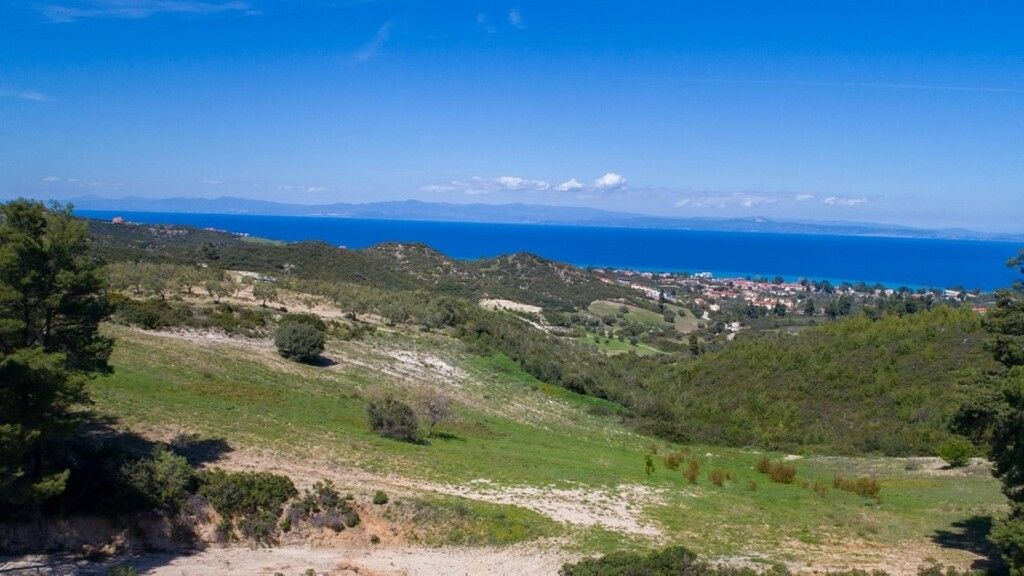 Land in Chalkidiki, Greece, 6 750 sq.m - picture 1