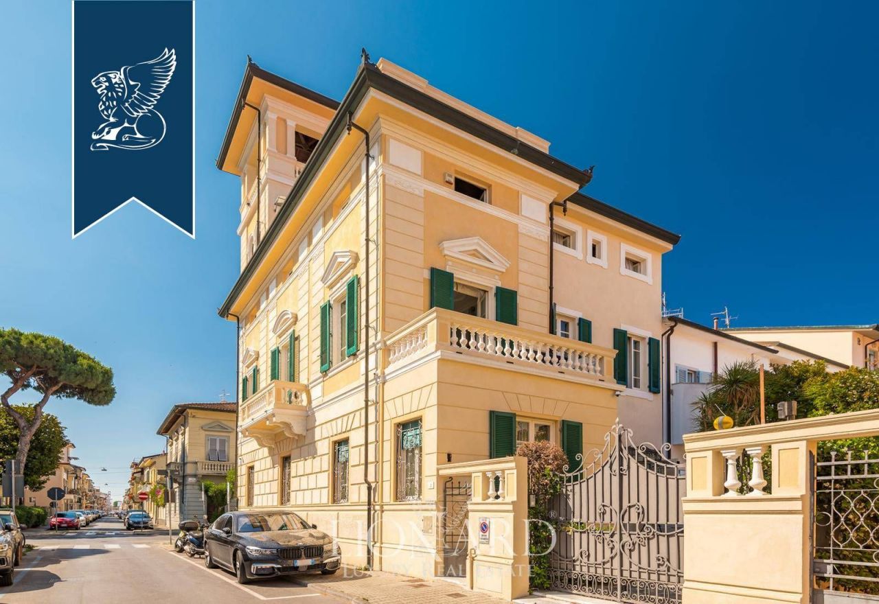 Villa en Viareggio, Italia, 500 m2 - imagen 1