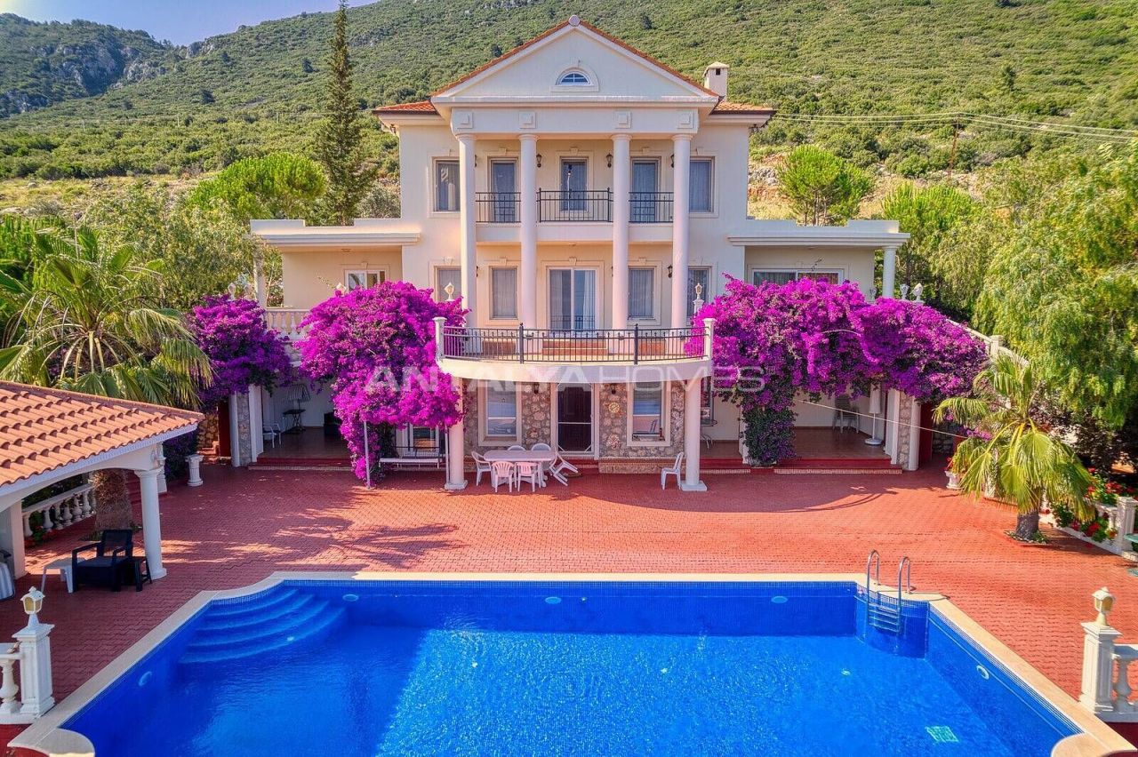 Villa in Kalkan, Turkey, 520 sq.m - picture 1