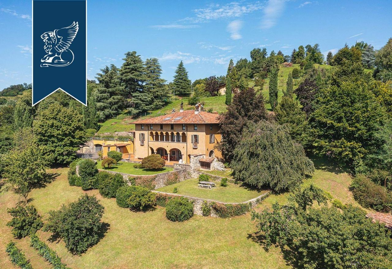 Villa à Bergame, Italie, 1 500 m2 - image 1