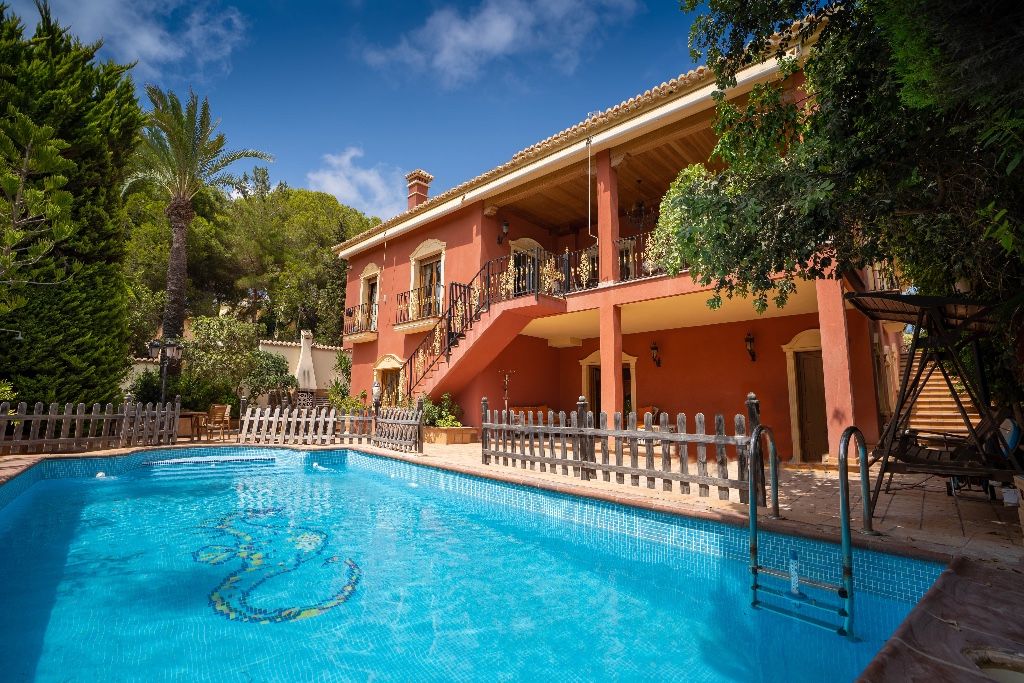 Villa in Campoamor, Spain, 734 sq.m - picture 1