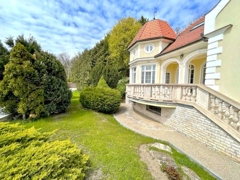 Villa in Budapest, Hungary, 1 000 sq.m - picture 1
