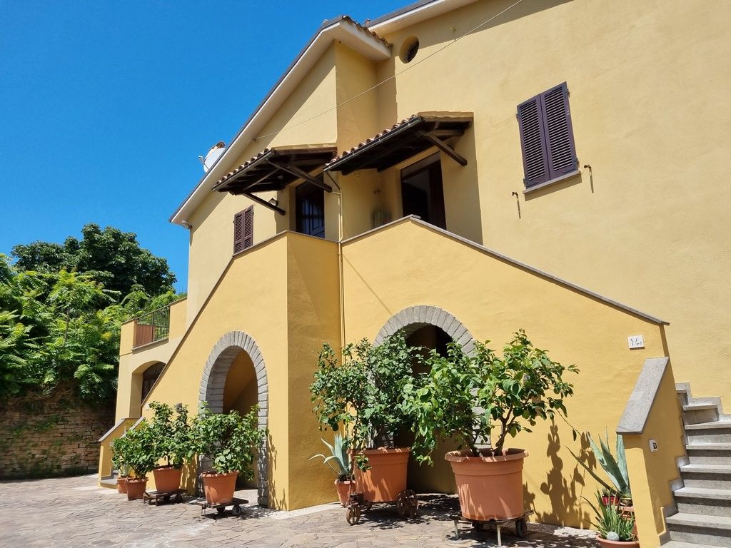 Villa in Orvieto, Italy, 558 sq.m - picture 1