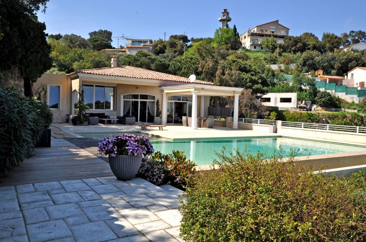 Villa in Cannes, France, 450 sq.m - picture 1