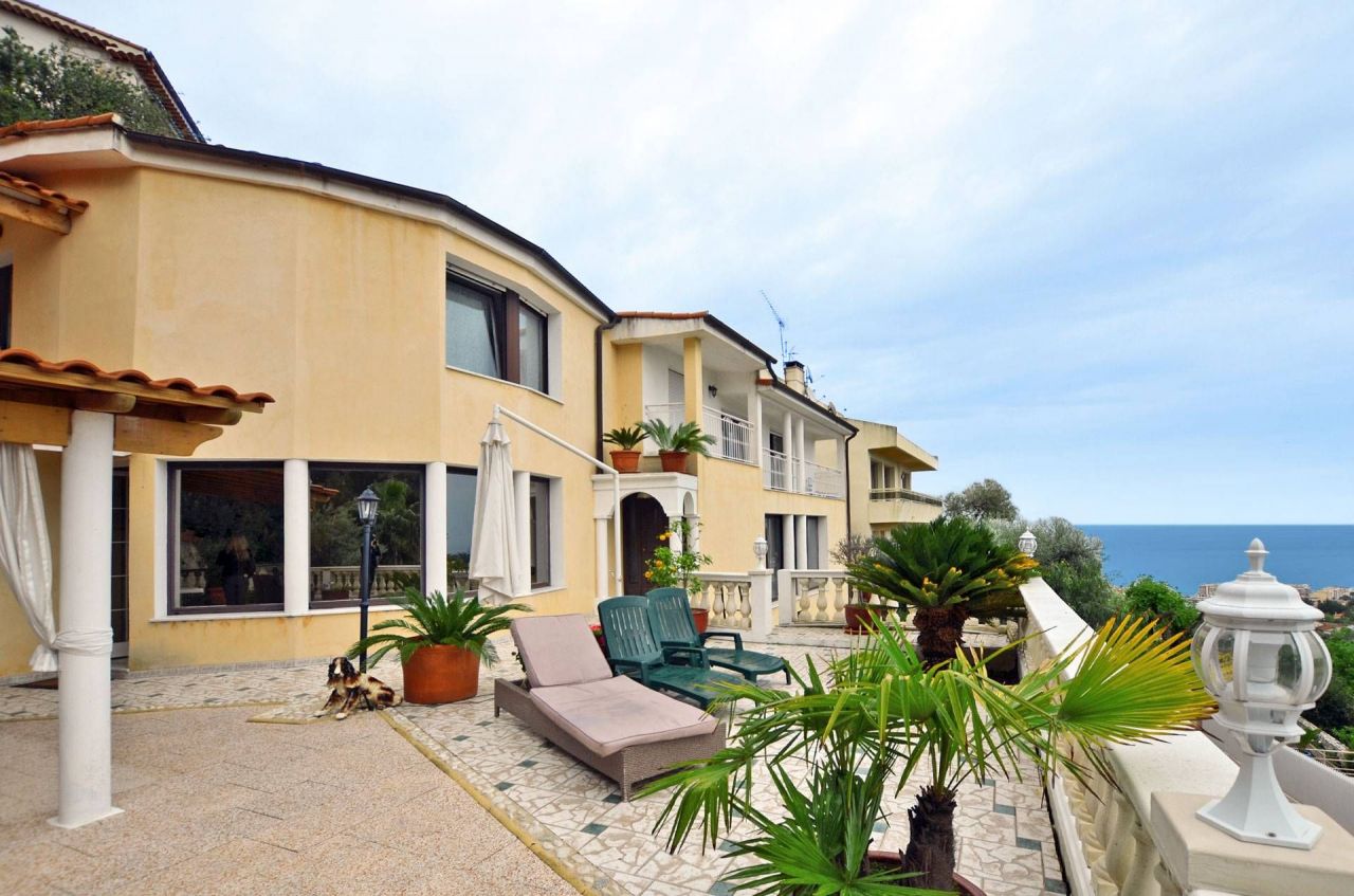 Villa in Roquebrune Cap Martin, Frankreich, 220 m2 - Foto 1