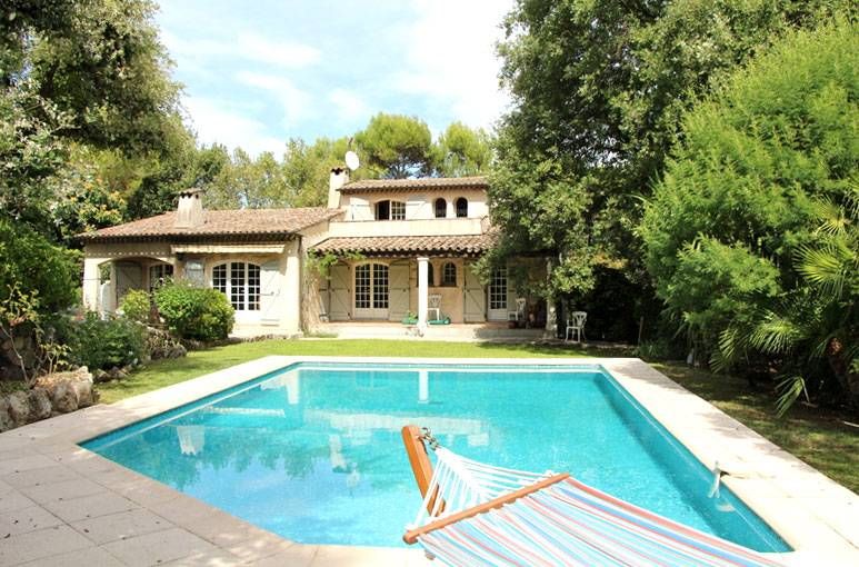 Villa à Mougins, France, 260 m2 - image 1