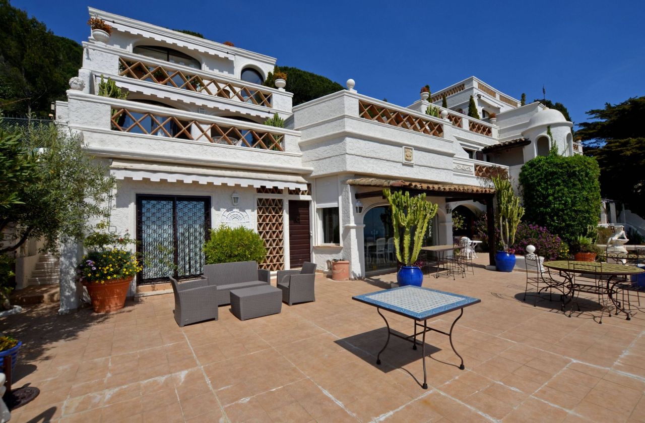 Villa in Cannes, France, 700 sq.m - picture 1