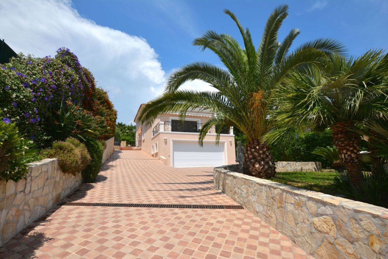 Villa in Golfe-Juan, France, 250 sq.m - picture 1