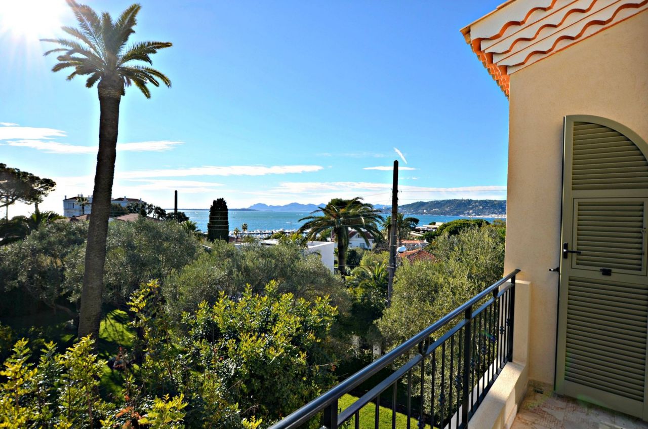 Villa in Antibes, France, 320 sq.m - picture 1