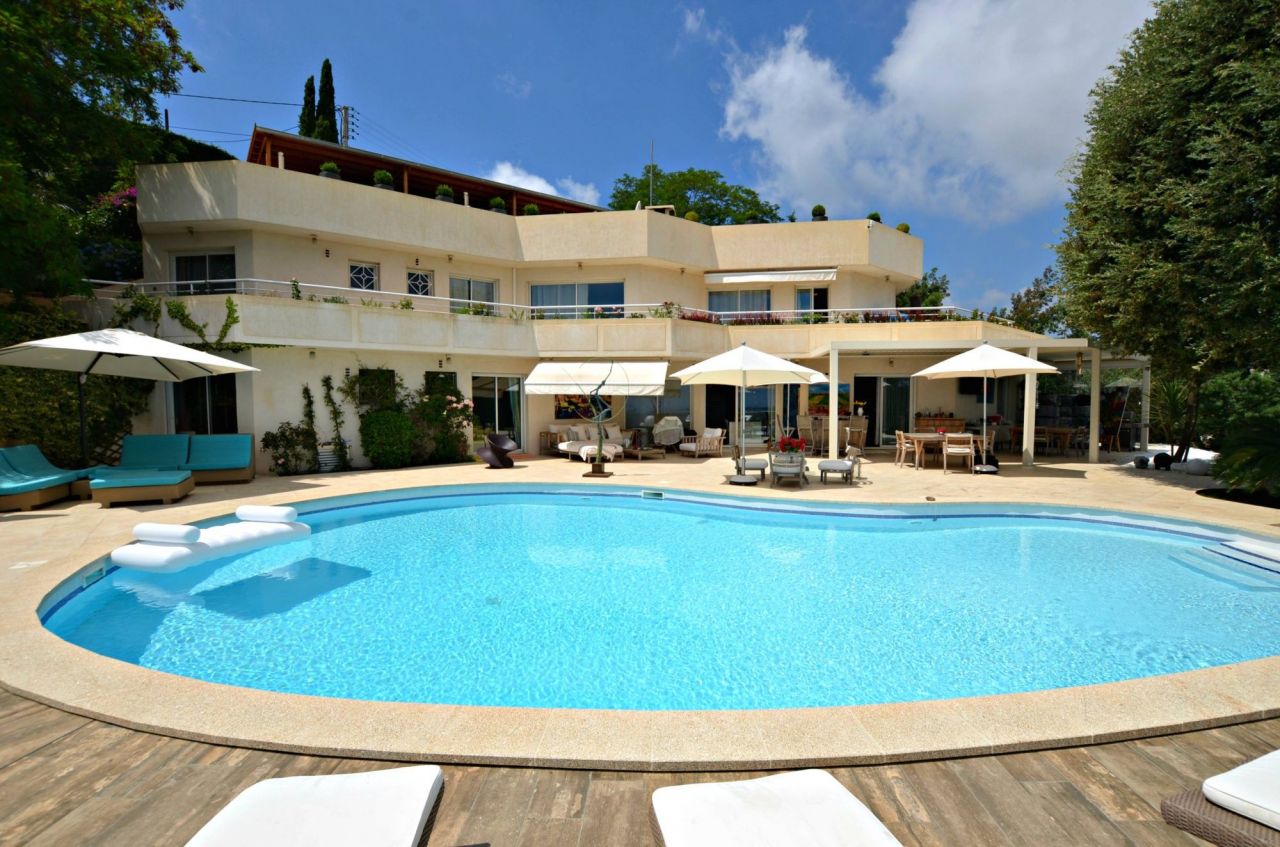 Villa in Cannes, France, 300 sq.m - picture 1