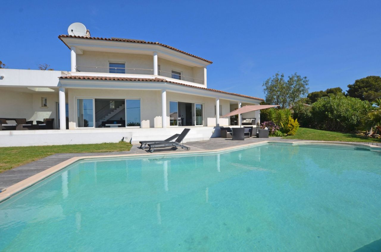 Villa in Golfe-Juan, France, 200 sq.m - picture 1