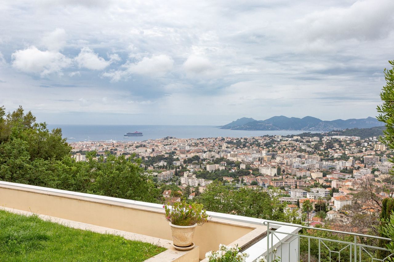 Villa in Cannes, France, 380 sq.m - picture 1