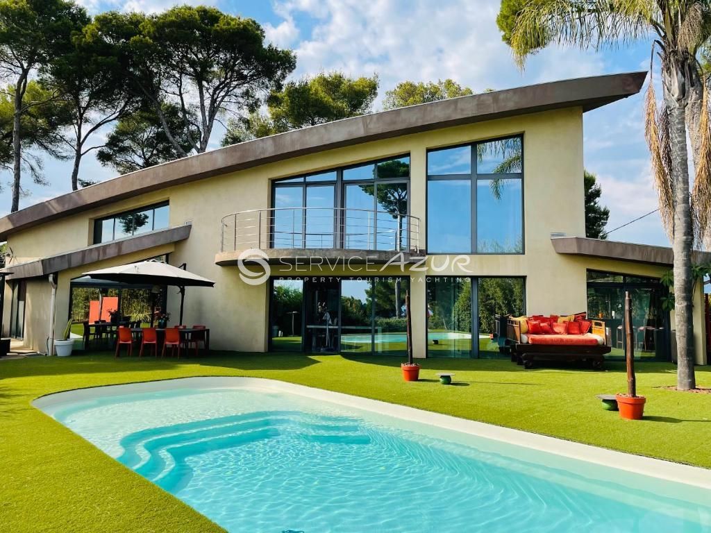 Villa in Golfe-Juan, France, 225 sq.m - picture 1
