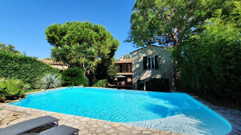 Villa in Antibes, France, 310 sq.m - picture 1