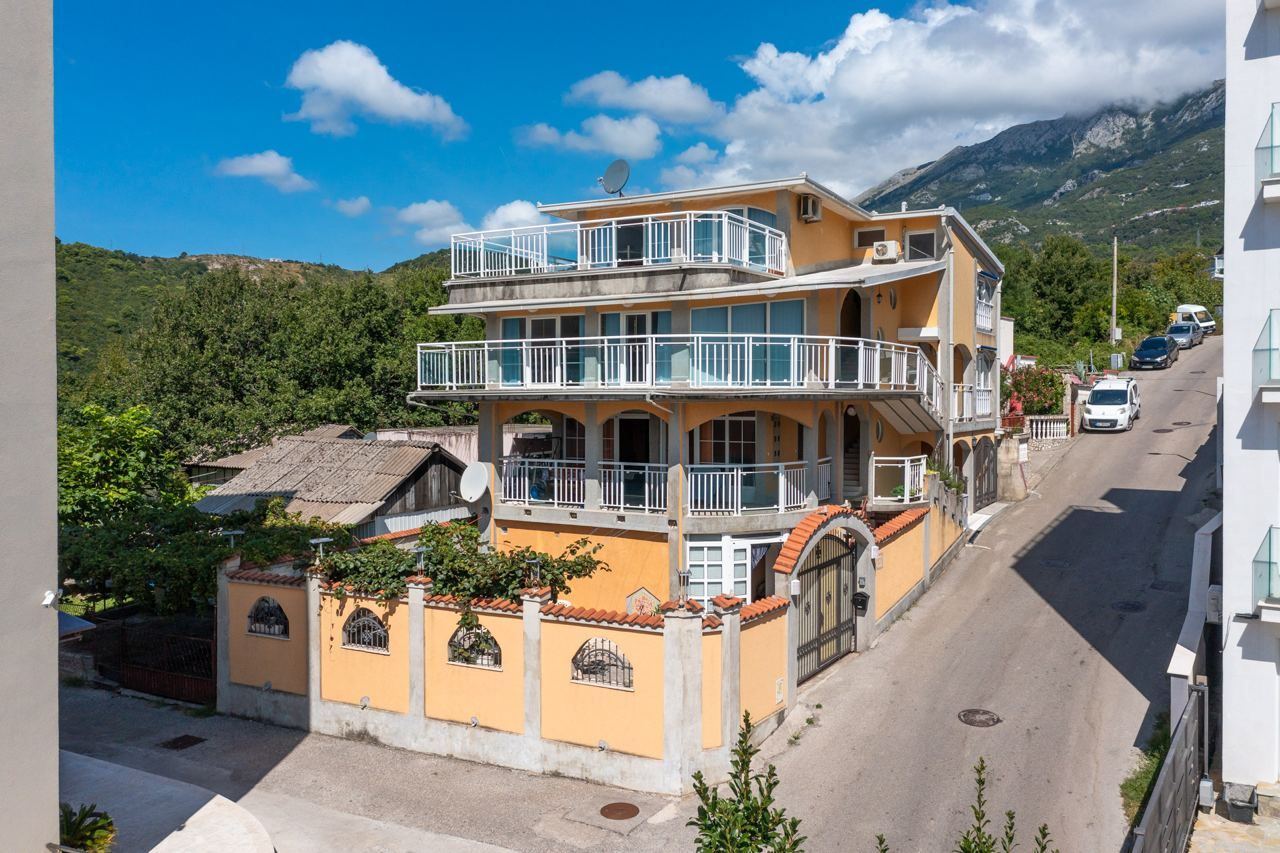 Villa in Becici, Montenegro, 354 sq.m - picture 1