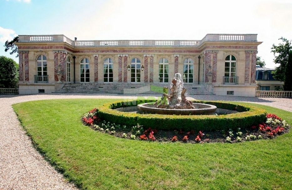 Mansion in Paris, France, 2 000 sq.m - picture 1