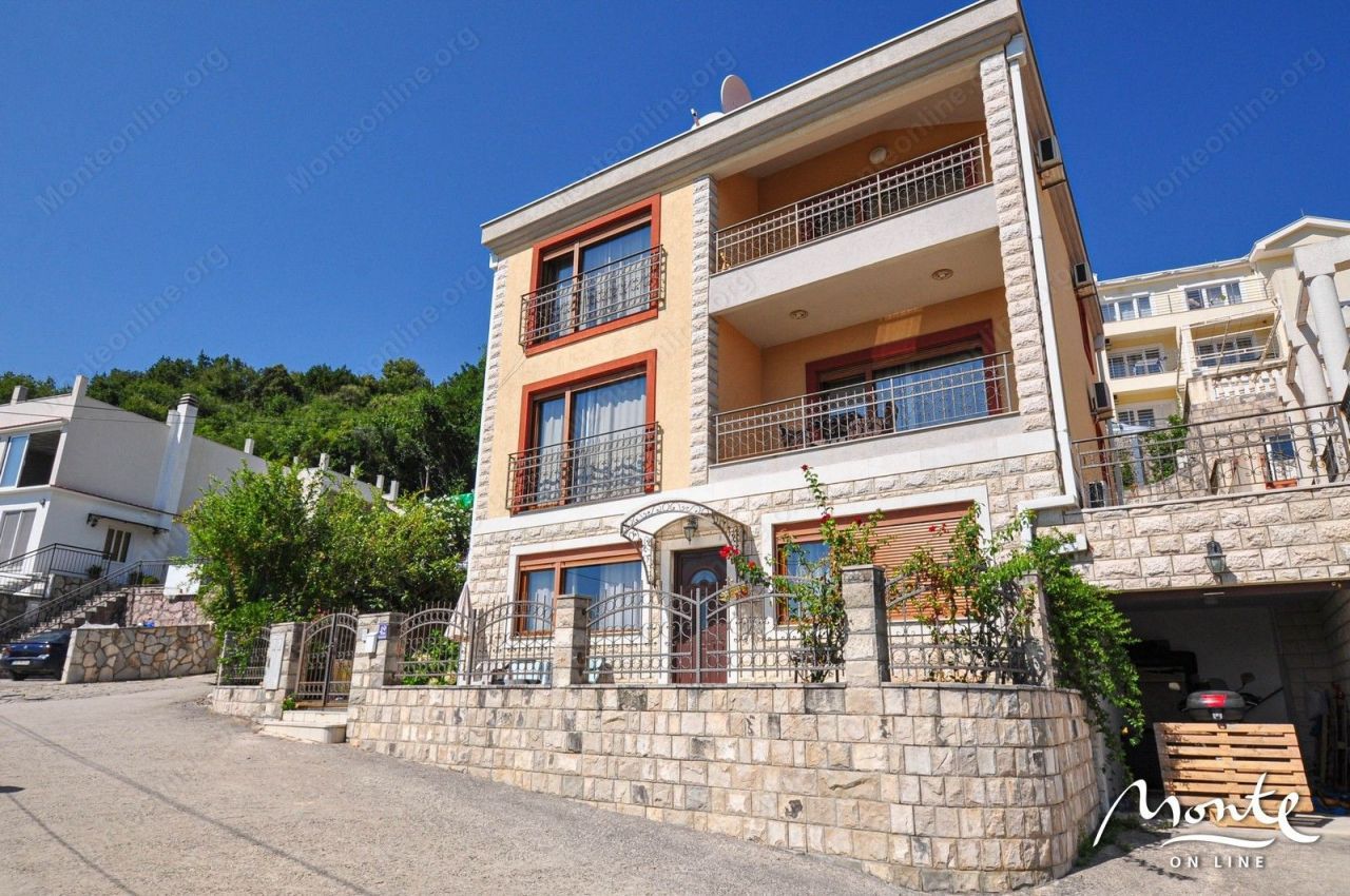 Haus in Herceg-Novi, Montenegro, 227 m2 - Foto 1