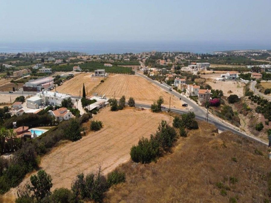 Land in Paphos, Cyprus, 6 868 sq.m - picture 1