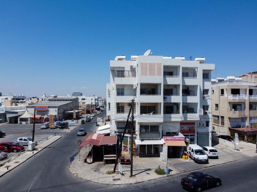 Tienda en Lárnaca, Chipre, 126 m2 - imagen 1
