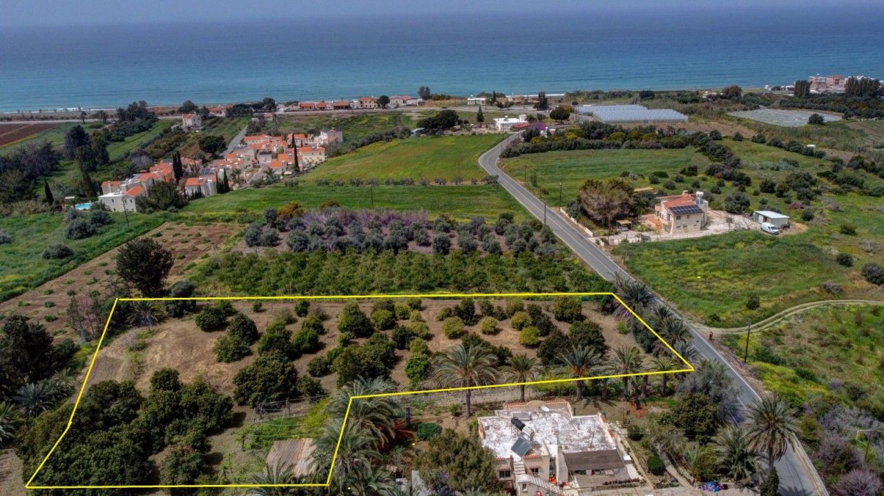 Land in Paphos, Cyprus, 5 017 sq.m - picture 1