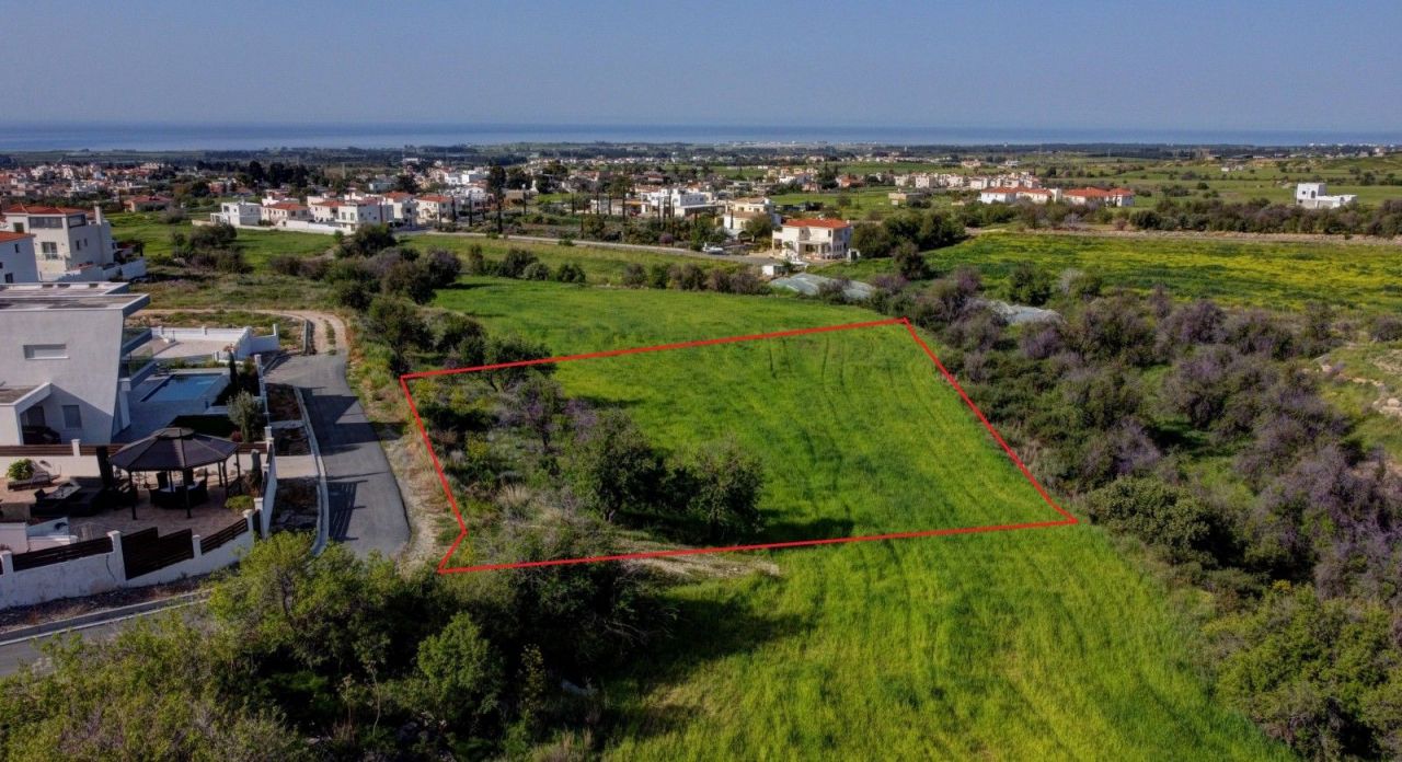 Land in Paphos, Cyprus, 2 703 sq.m - picture 1