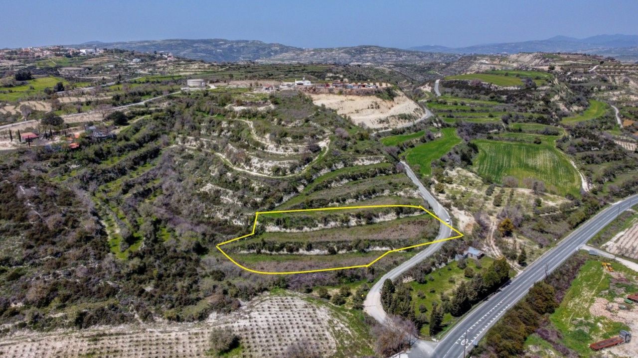 Land in Paphos, Cyprus, 3 345 sq.m - picture 1