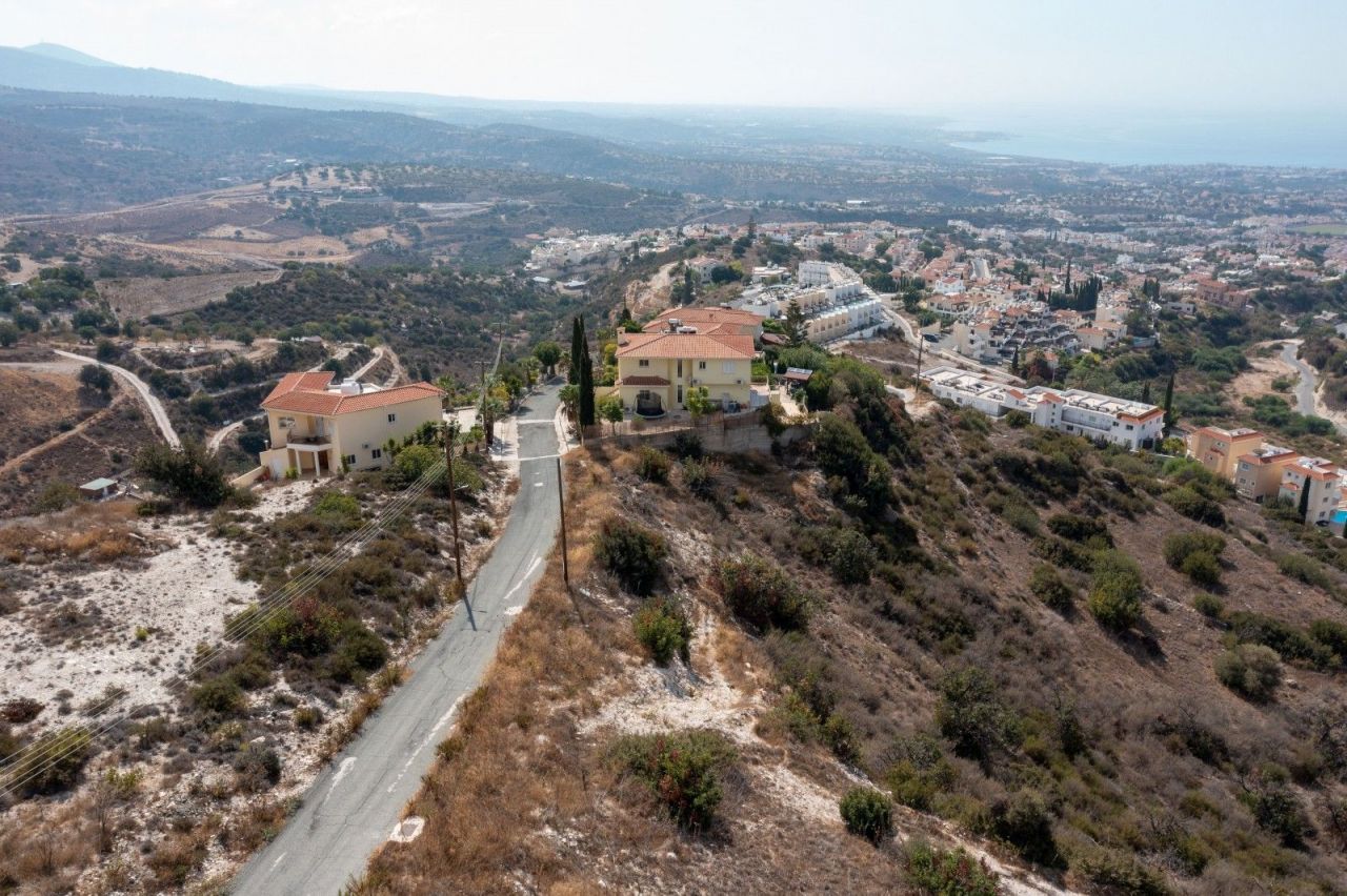 Land in Paphos, Cyprus, 8 362 sq.m - picture 1