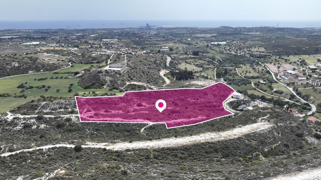 Terrain à Larnaca, Chypre, 30 331 m2 - image 1