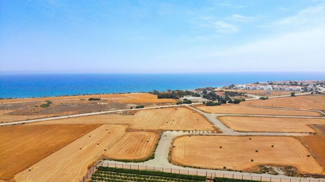 Grundstück in Larnaka, Zypern, 10 458 m2 - Foto 1
