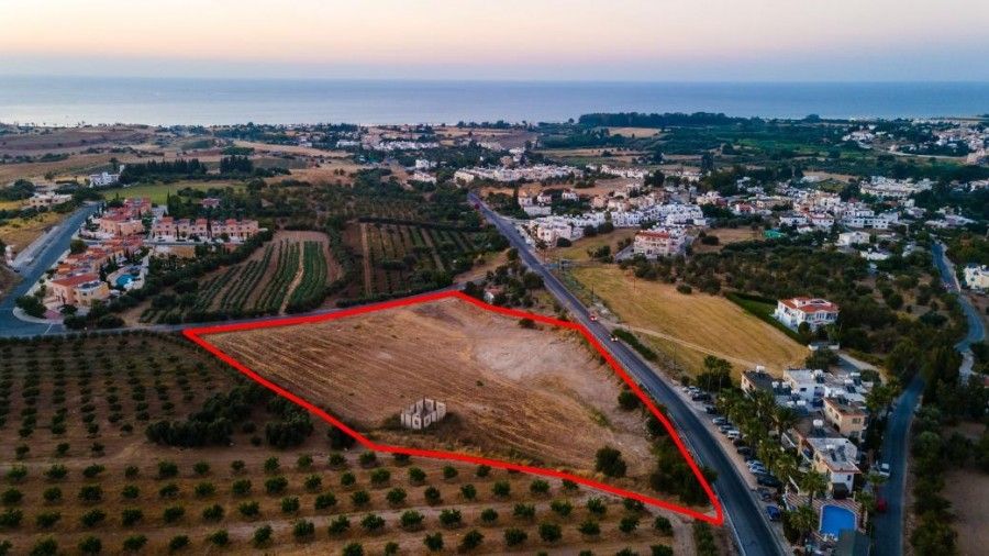 Land in Paphos, Cyprus, 13 676 sq.m - picture 1