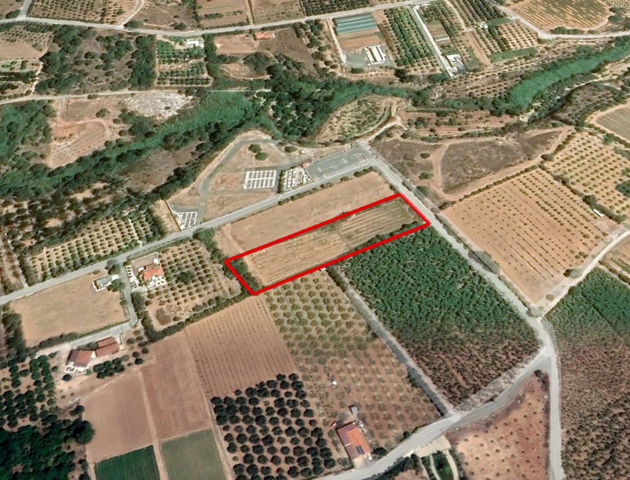 Land in Paphos, Cyprus, 5 676 sq.m - picture 1
