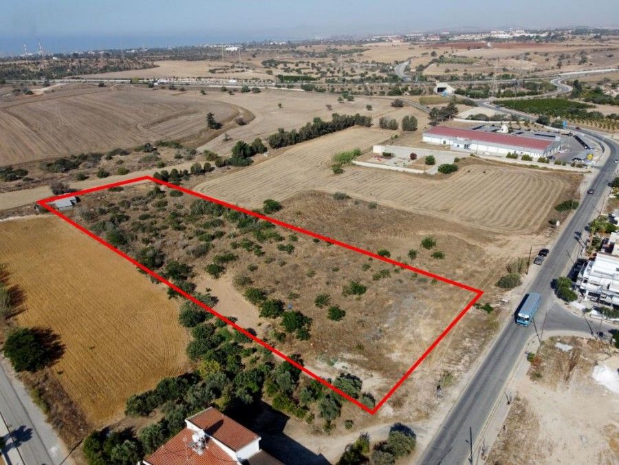 Land in Larnaca, Cyprus, 7 108 sq.m - picture 1