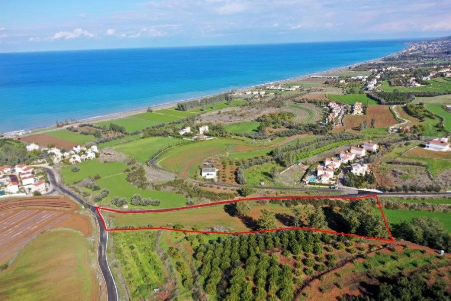Land in Paphos, Cyprus, 9 384 sq.m - picture 1