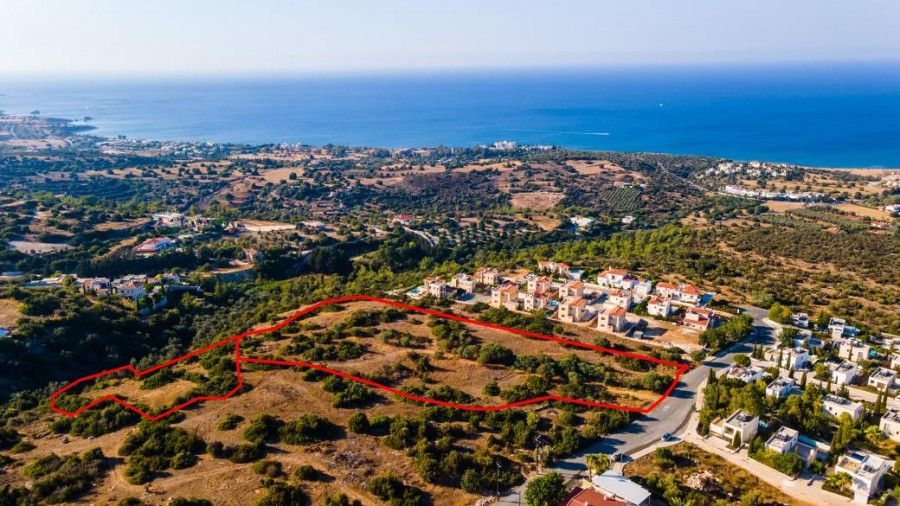 Land in Paphos, Cyprus, 13 899 sq.m - picture 1