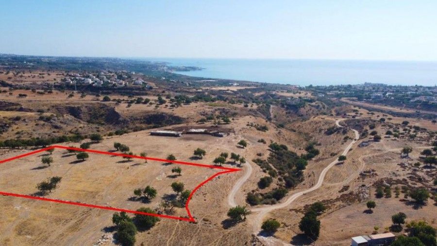 Land in Paphos, Cyprus, 12 993 sq.m - picture 1