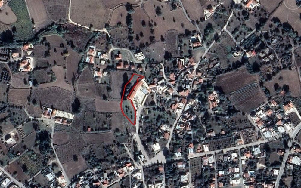 Land in Paphos, Cyprus, 2 676 sq.m - picture 1