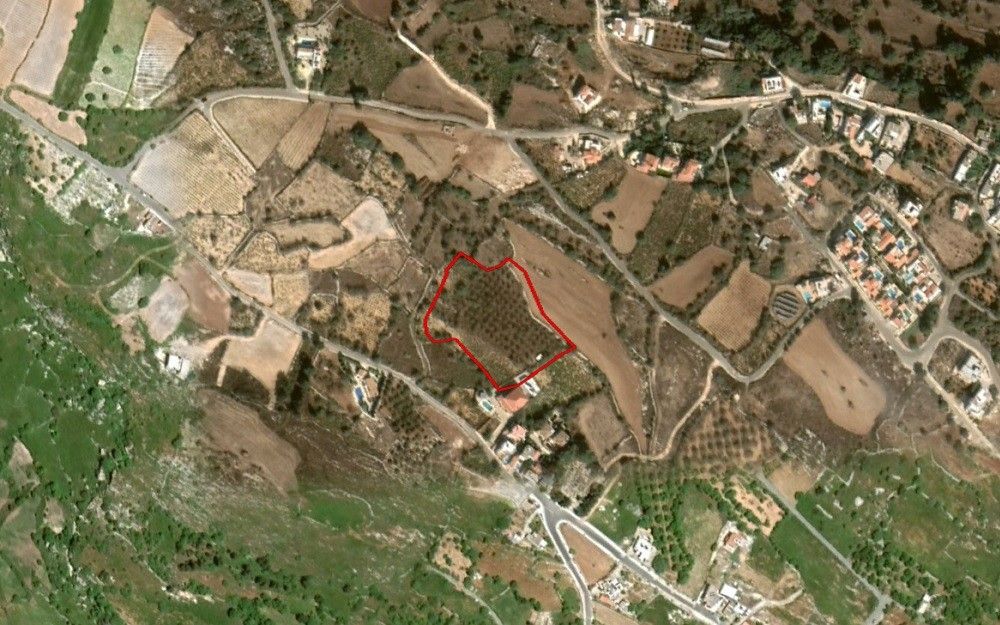 Land in Paphos, Cyprus, 8 344 sq.m - picture 1