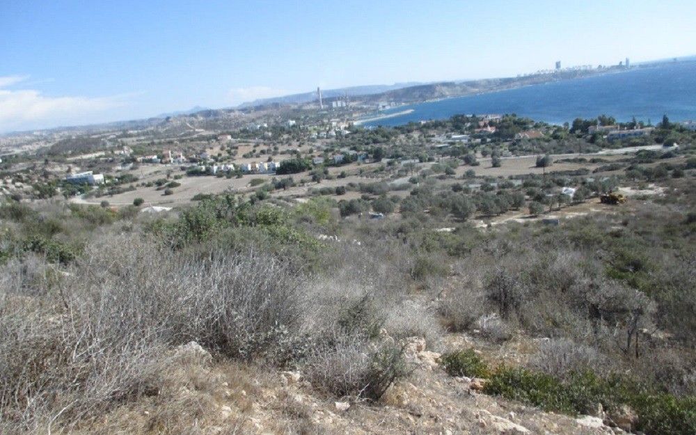 Land in Limassol, Cyprus, 7 110 sq.m - picture 1