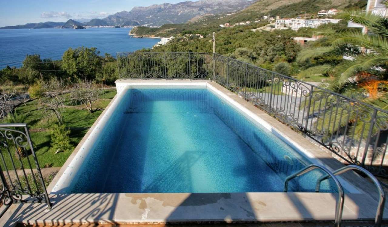 Villa in Rezevici, Montenegro, 250 sq.m - picture 1