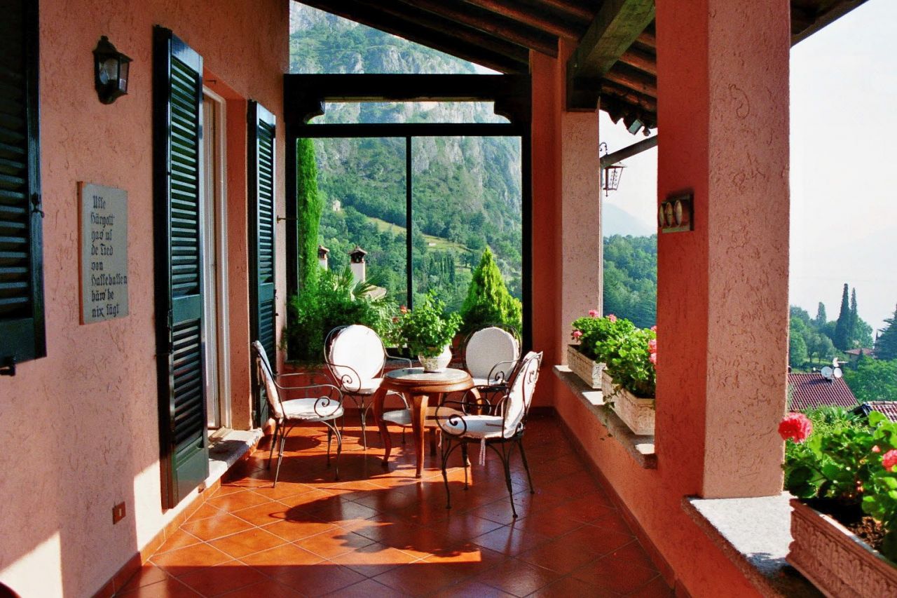 Villa in Tremezzina, Italy, 370 sq.m - picture 1