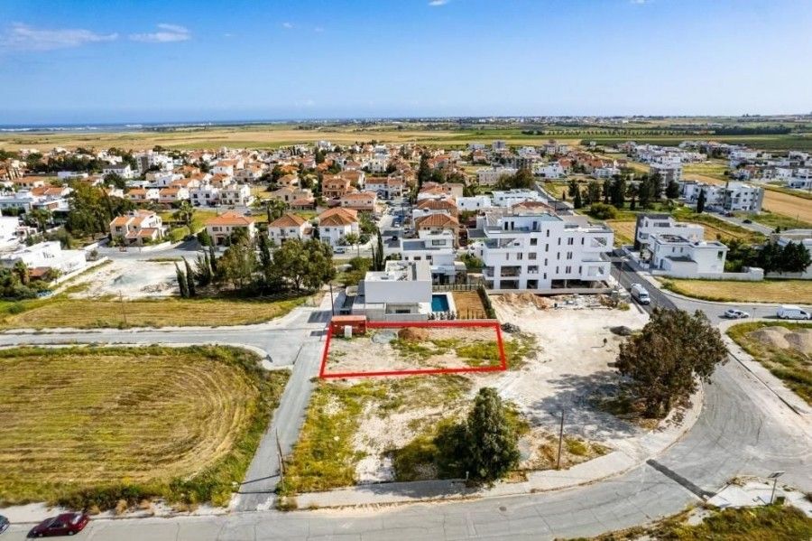 Grundstück in Larnaka, Zypern, 589 m2 - Foto 1