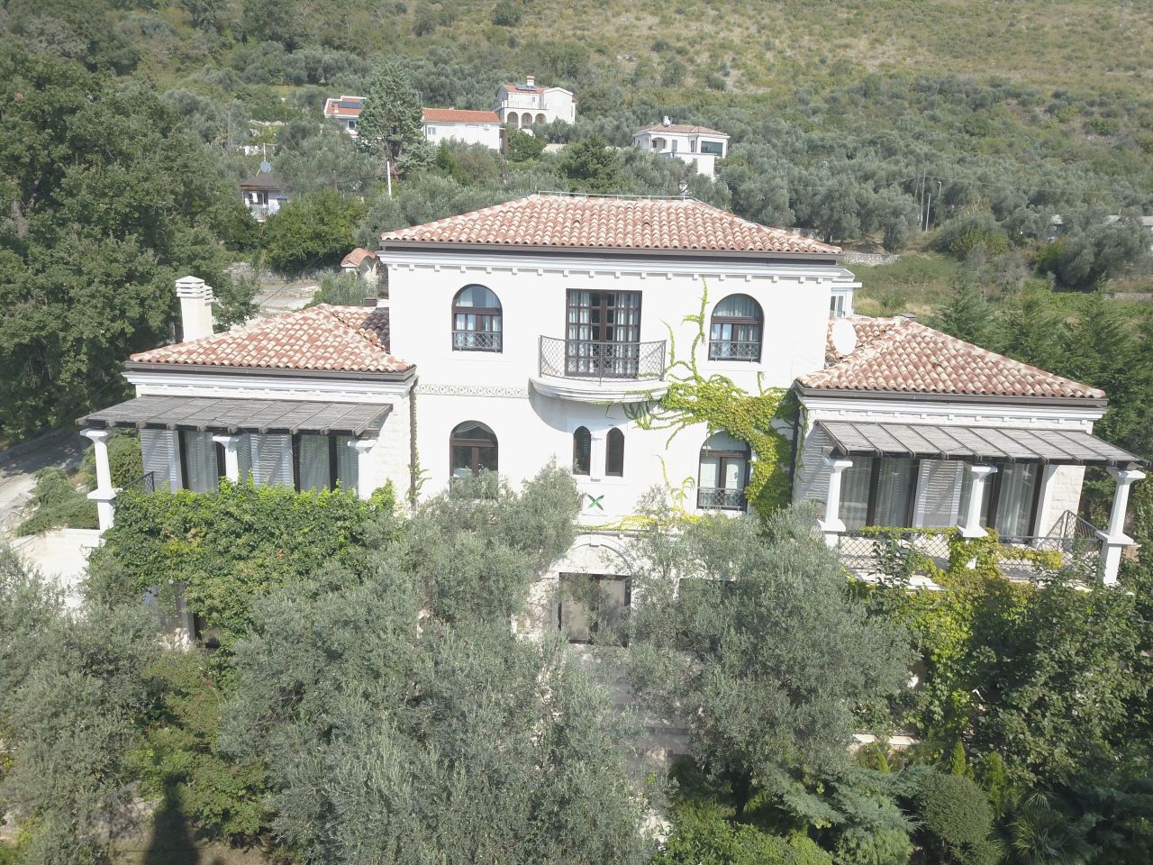 Villa in Rezevici, Montenegro, 550 sq.m - picture 1