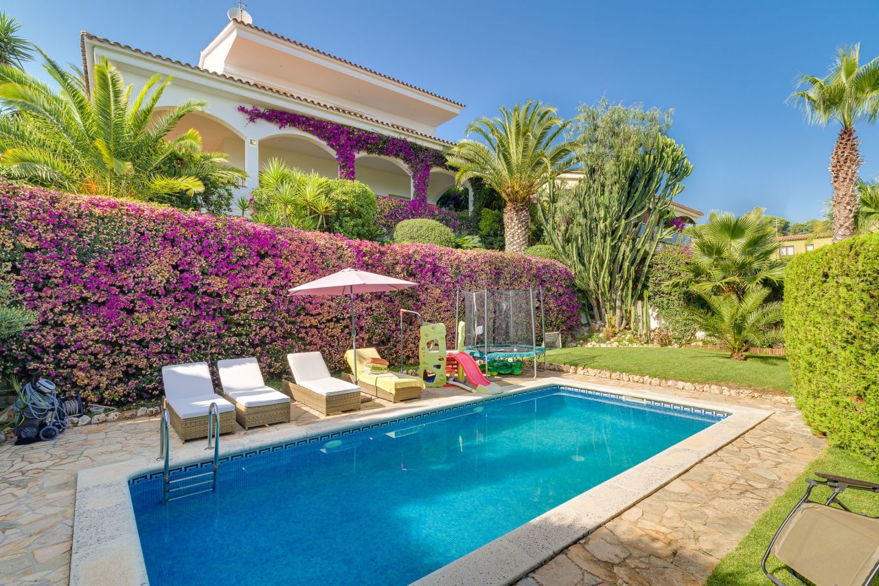 Villa in Sant Pol de Mar, Spain, 361 sq.m - picture 1